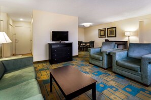Premium bedding, desk, iron/ironing board, free cots/infant beds - La Quinta Inn & Suites by Wyndham St. Pete-Clearwater Airpt (Clearwater)