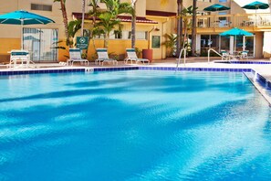 Outdoor pool, open 9 AM to 9:00 PM, pool umbrellas, pool loungers - La Quinta Inn & Suites by Wyndham St. Pete-Clearwater Airpt (Clearwater)
