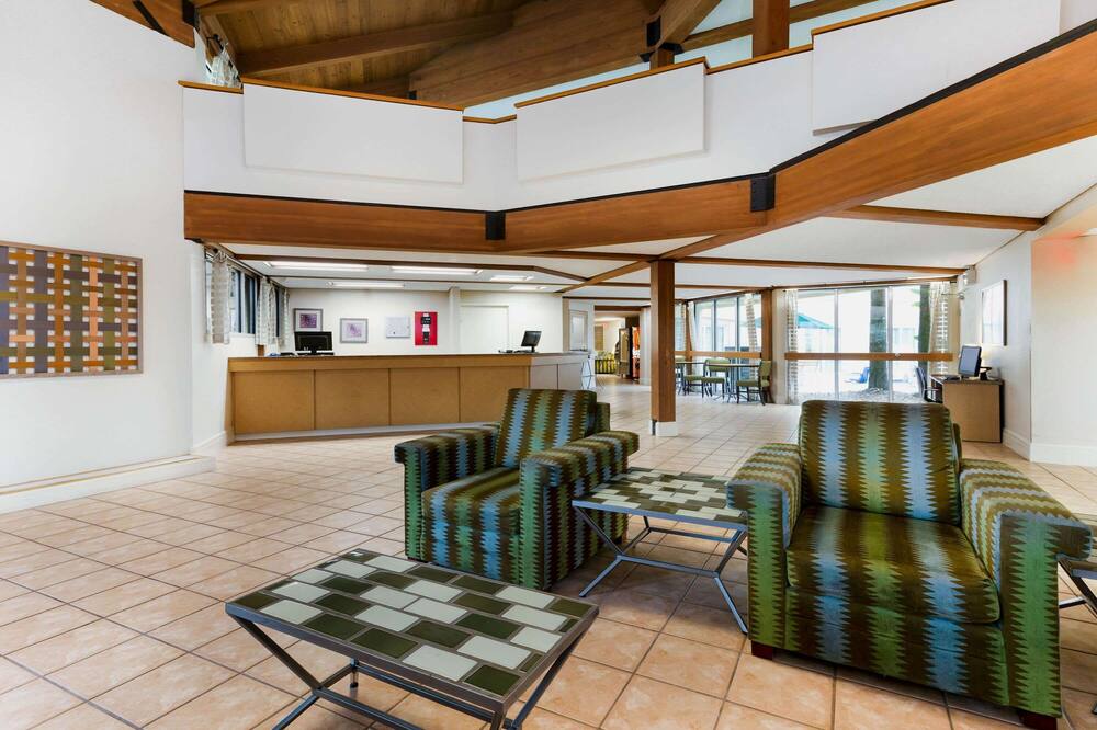La Quinta Inn & Suites by Wyndham St. Pete-Clearwater Airpt
