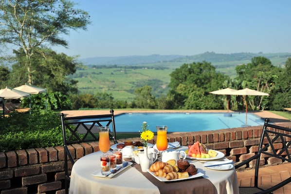 Daily buffet breakfast (ZAR 190 per person)