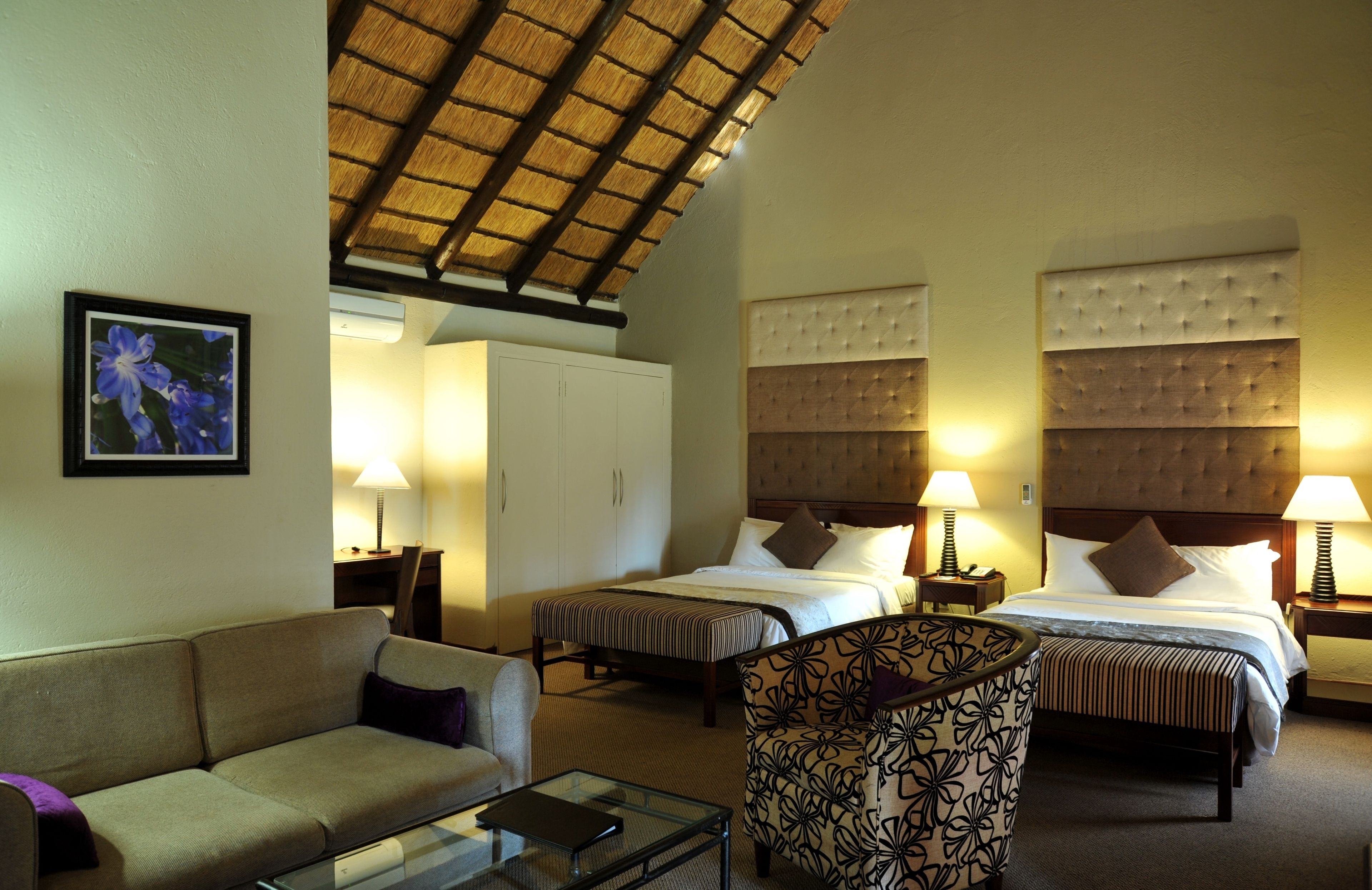 Ropa de cama de alta calidad, minibar, caja fuerte