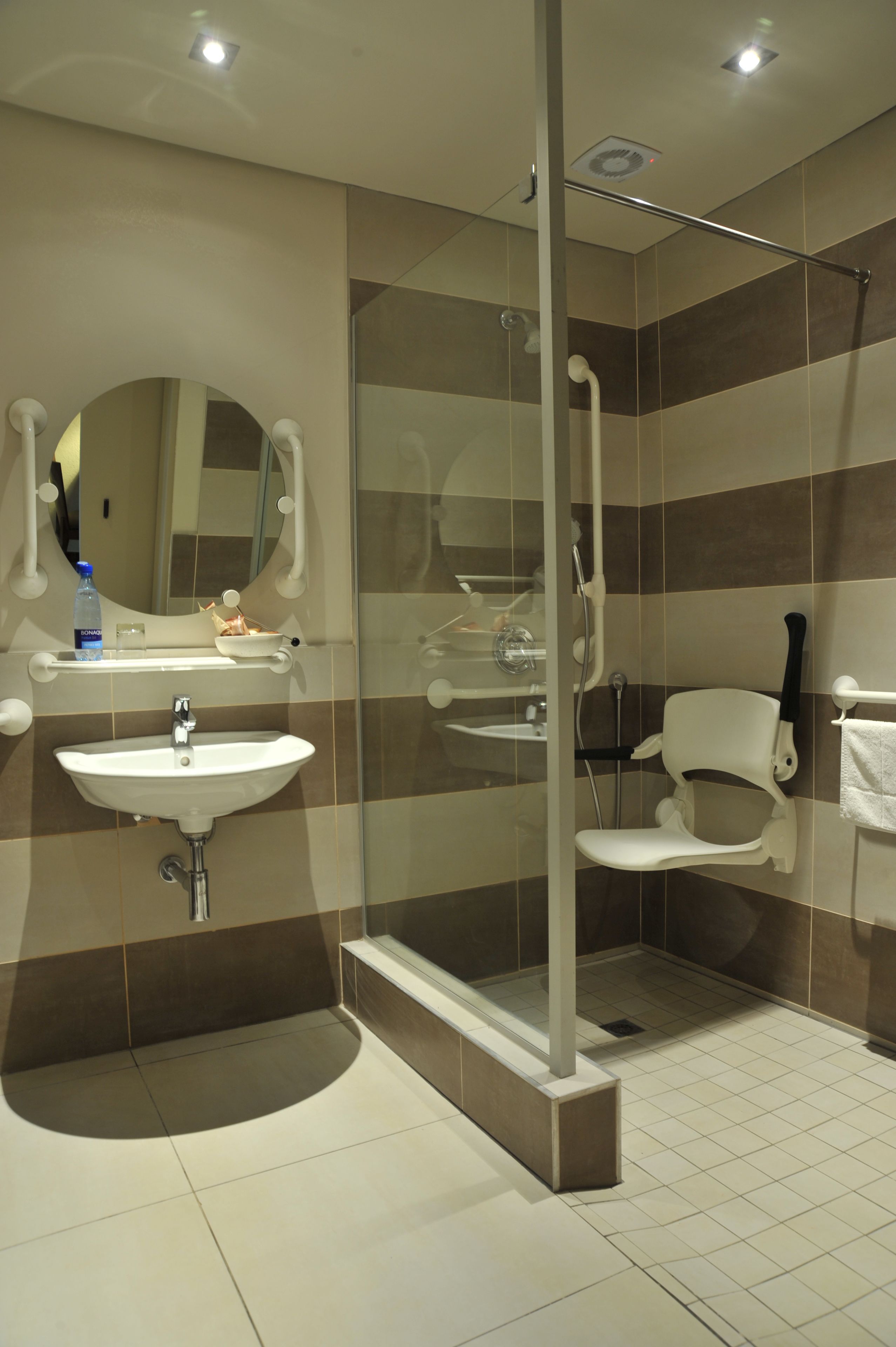 Luxe suite | Badkamer | Een regendouche, gratis toiletartikelen, een haardroger, badjassen