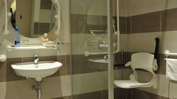 Suite de lujo | Baño | Cabezal de ducha tipo lluvia y artículos de higiene personal gratuitos