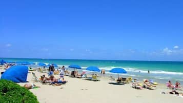 Playa privada, camas de playa (con cargo), camastros y sombrillas