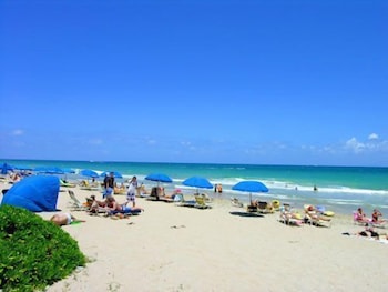 Private beach, beach cabanas, sun loungers, beach umbrellas at Ocean Manor Beach Hotel