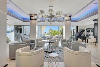 Hotel entrance and lobby at Ocean Manor Beach Hotel