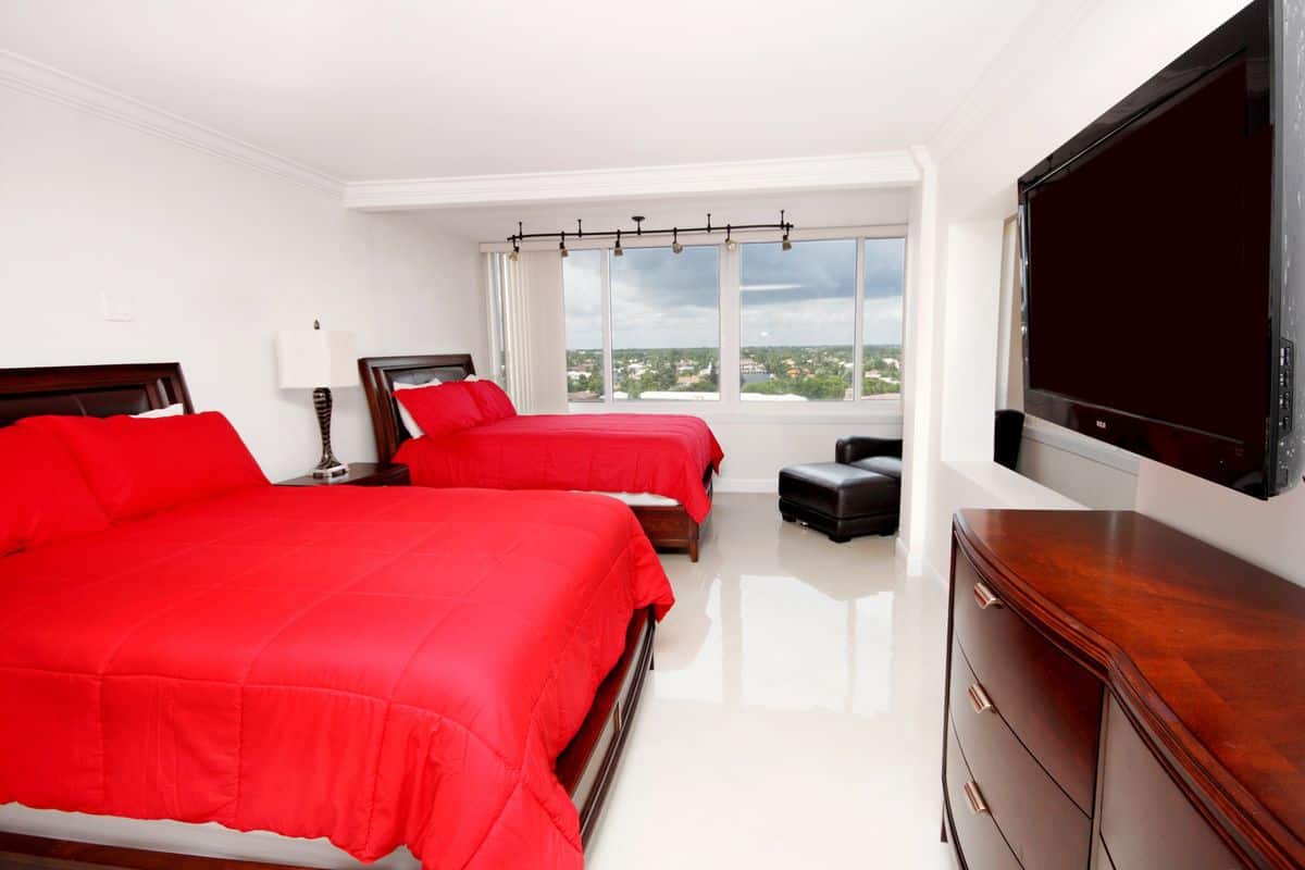 Suite, 1 Bedroom | Peralatan tempat tidur premium, peti besi dalam bilik, meja