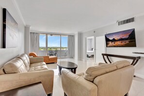 Suite, 1 Bedroom | Living area