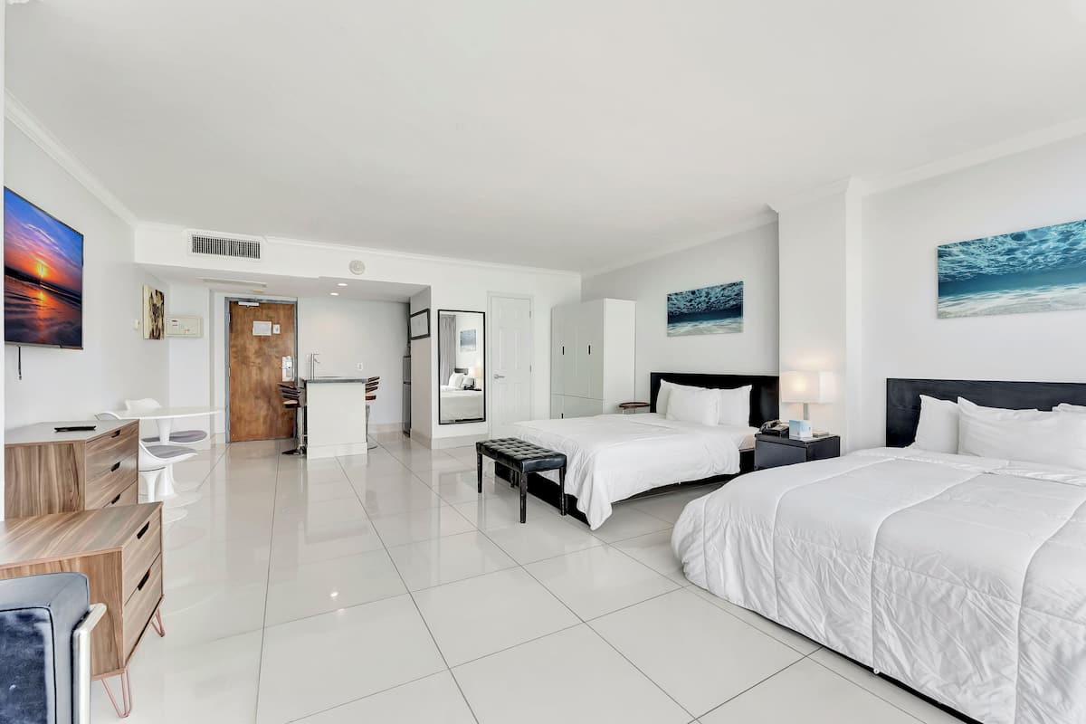 Ropa de cama de alta calidad y caja de seguridad en la habitación