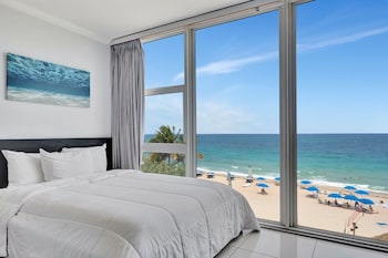 Efficiency | Premium bedding, in-room safe, desk, iron/ironing board at Ocean Manor Beach Hotel