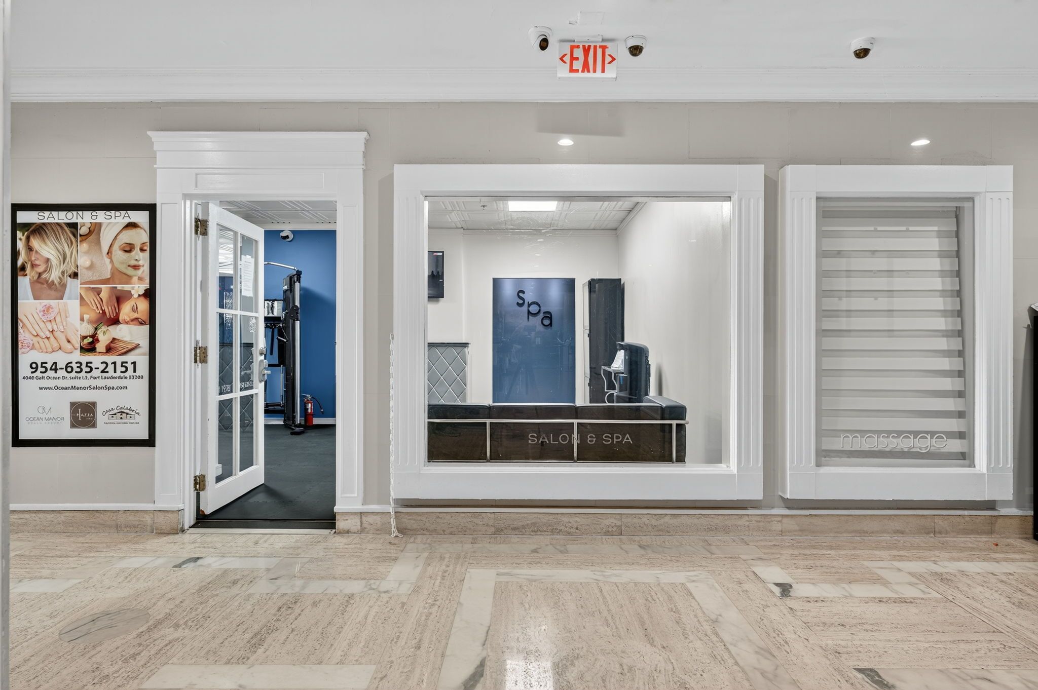 Un intérieur épuré et moderne, avec un espace spa, un salon et un panneau de sortie.