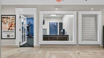 Un intérieur épuré et moderne, avec un espace spa, un salon et un panneau de sortie.