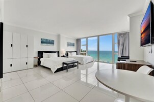 标准开间 | 高档床上用品、客房内保险箱、办公桌、熨斗/熨衣板