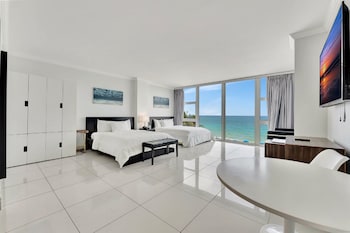 Efficiency | Premium bedding, in-room safe, desk, iron/ironing board at Ocean Manor Beach Hotel