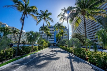 Hotel exterior and entrance at Ocean Manor Beach Hotel
