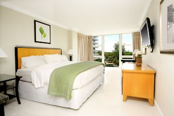 Premium bedding, in-room safe, desk, iron/ironing board at Ocean Manor Beach Hotel