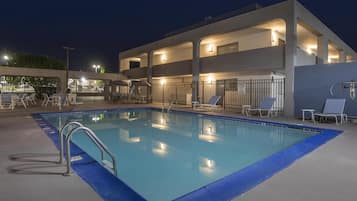 Una piscina al aire libre de temporada (de 09:00 a 22:00), sombrillas