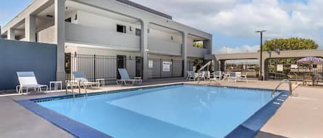 Piscine extérieure (ouverte en saison), parasols de plage