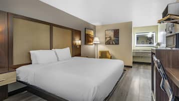 Standard Room, 1 King Bed, Non Smoking, Refrigerator & Microwave (Pet Friendly) | In-room safe, desk, laptop workspace, iron/ironing board