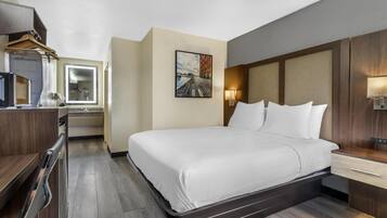 Standaard kamer, 1 queensize bed, toegankelijk voor mindervaliden, koelkast & magnetron | Een kluis op de kamer, een bureau, een laptopwerkplek