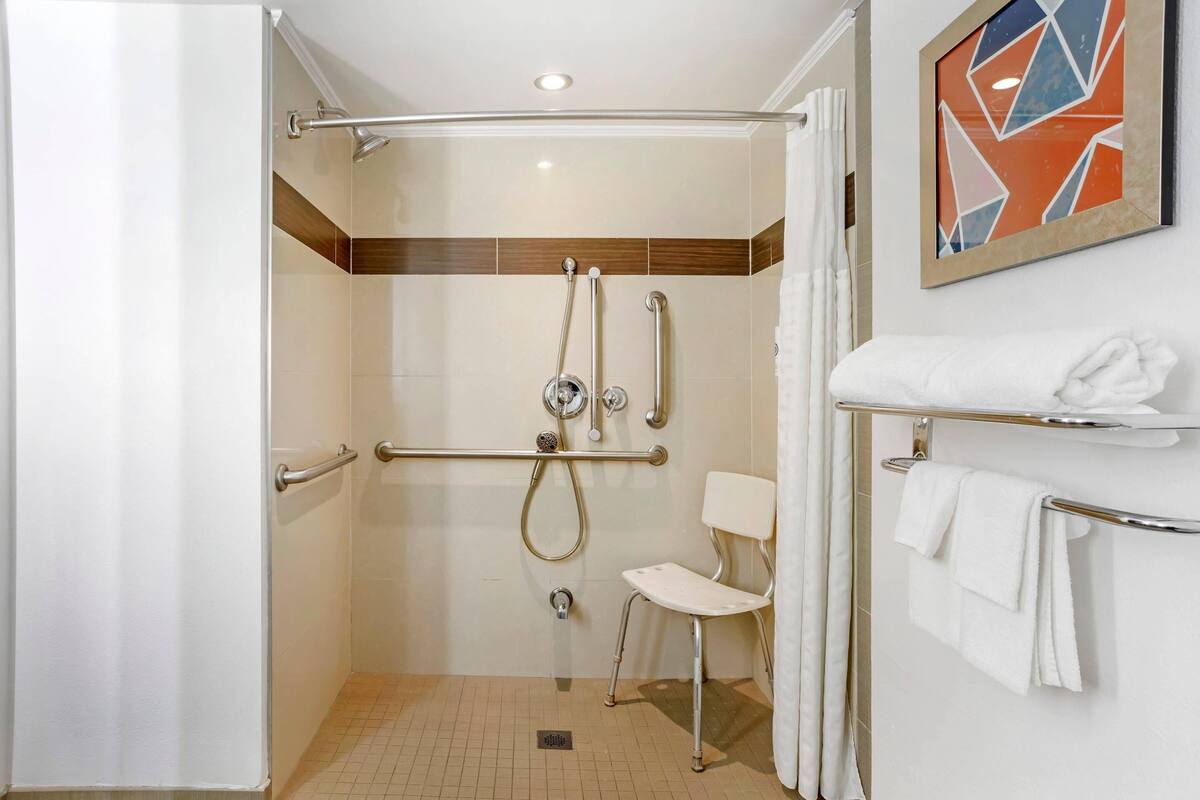 Chambre, 1 très grand lit, accessible aux personnes à mobilité réduite, non-fumeur | Coffre-fort, bureau, rideaux d’obscurcissement, système d’insonorisation