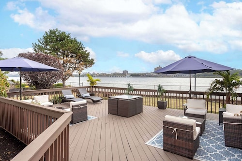 Comfort Inn Edgewater on Hudson River