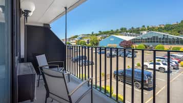 Standard Room, 1 King Bed, Non Smoking, Balcony | Terrasse/Patio