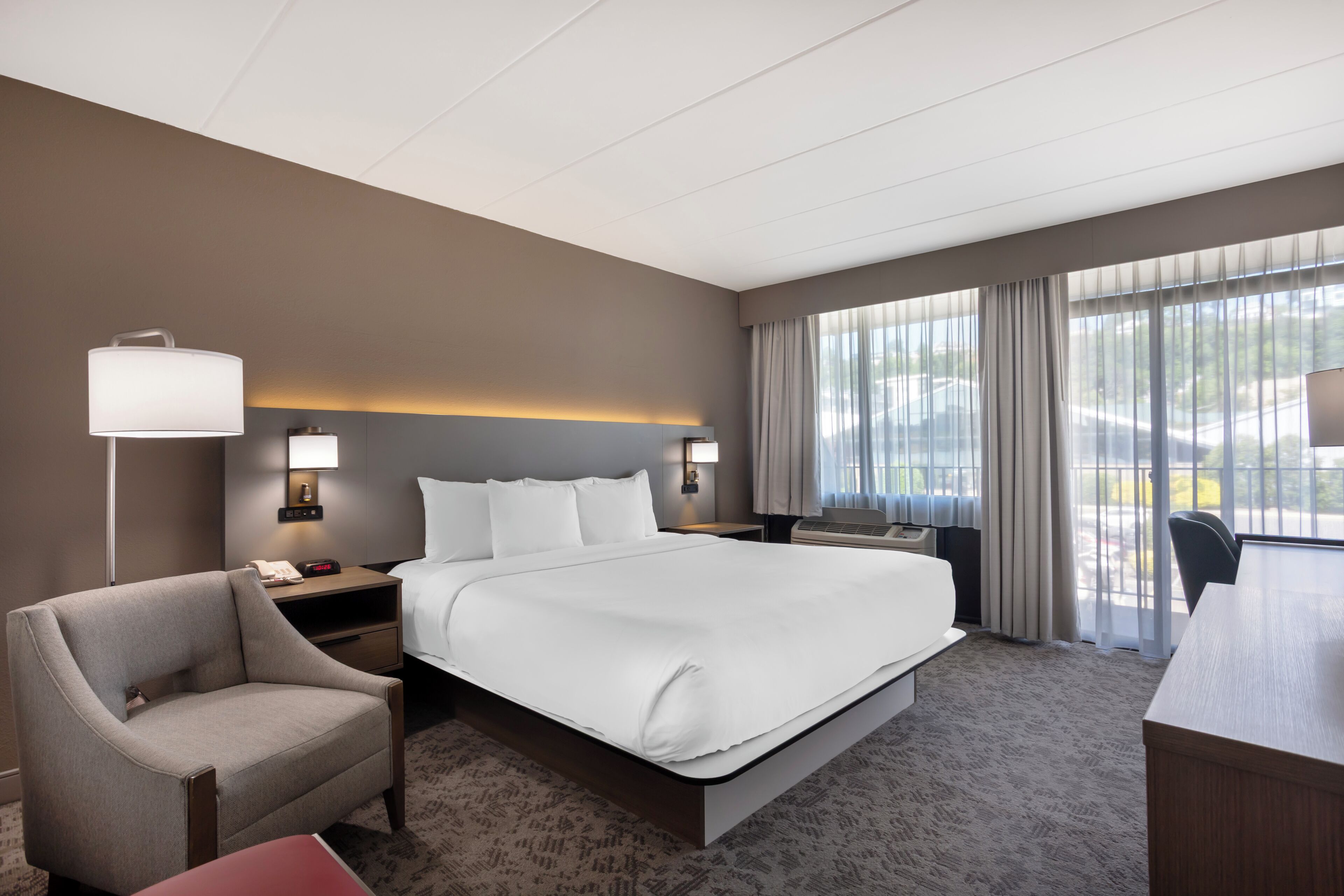 Standard Room, 1 King Bed, Non Smoking, Balcony | In-room safe, desk, blackout drapes, soundproofing