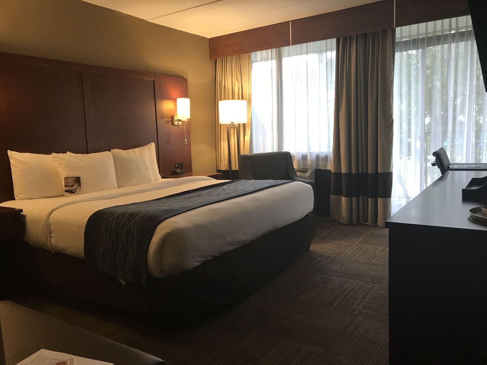 ตู้นิรภัยในห้องพัก, โต๊ะทำงาน, ผ้าม่านกันแสง, ห้องเก็บเสียง