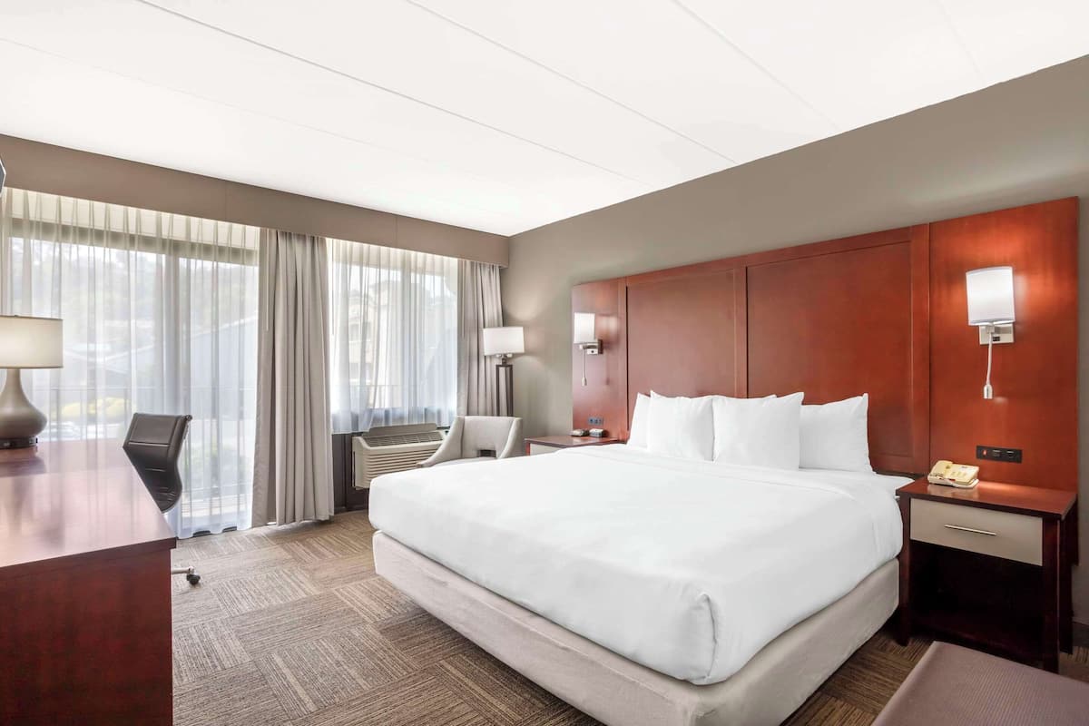 Standard Room, 1 King Bed, Non Smoking, Balcony | Cofres nos quartos, escrivaninha, cortinas blackout