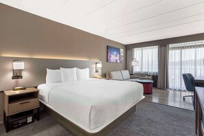 Suite, 1 King Bed with Sofa bed, Non Smoking, Balcony and River View | In-room safe, desk, blackout drapes, soundproofing - Comfort Inn Edgewater on Hudson River (Edgewater)