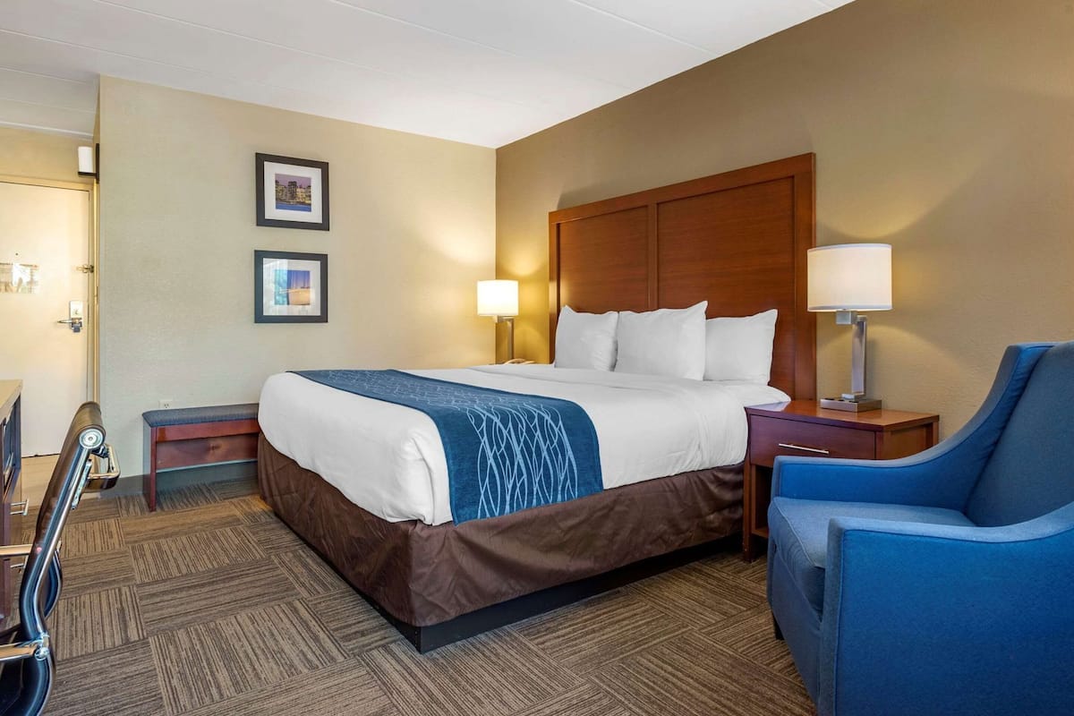 Tallelokero huoneessa, työpöytä, pimennysverhot, äänieristys