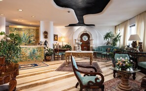3 bars/lounges, een poolbar, een strandbar