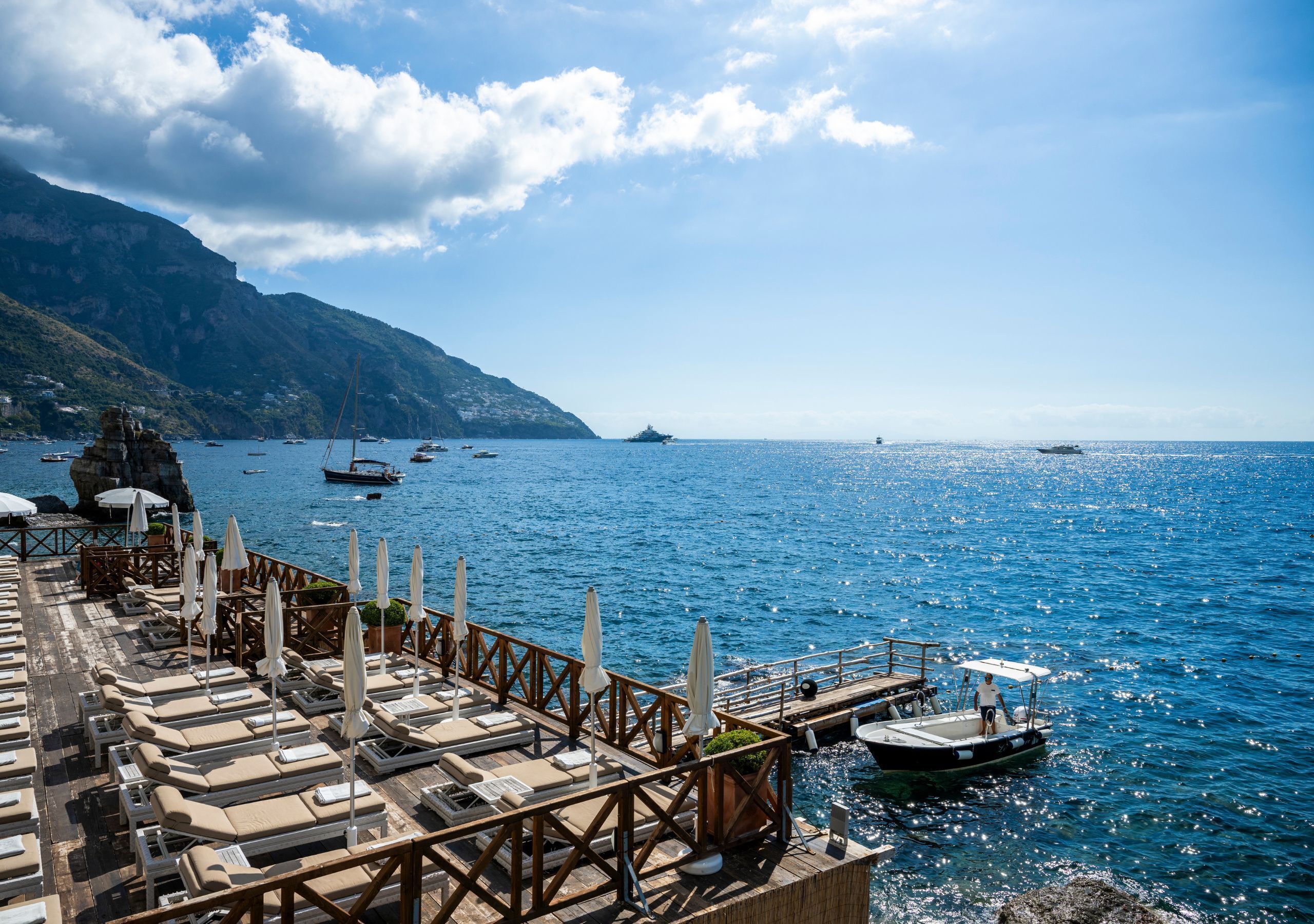 Aan een privéstrand, ligstoelen, parasols, strandlakens