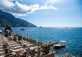 Playa privada, sillas reclinables de playa, sombrillas, toallas de playa