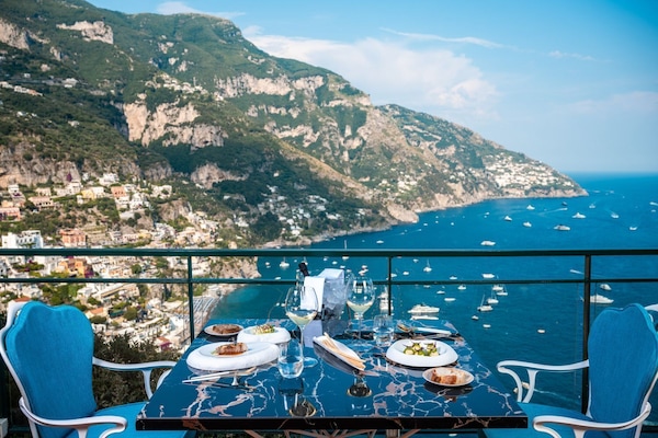 3 restaurants; lunch and dinner served