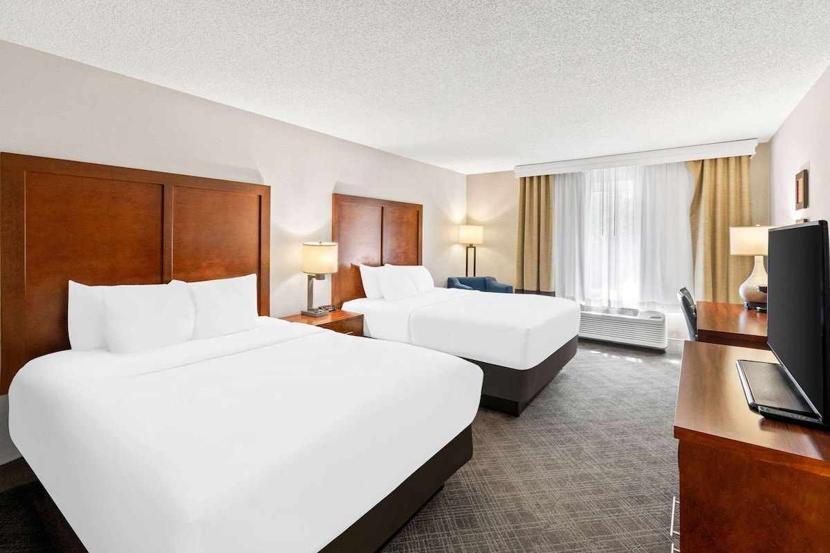 Premium bedding, in-room safe, desk, blackout drapes
