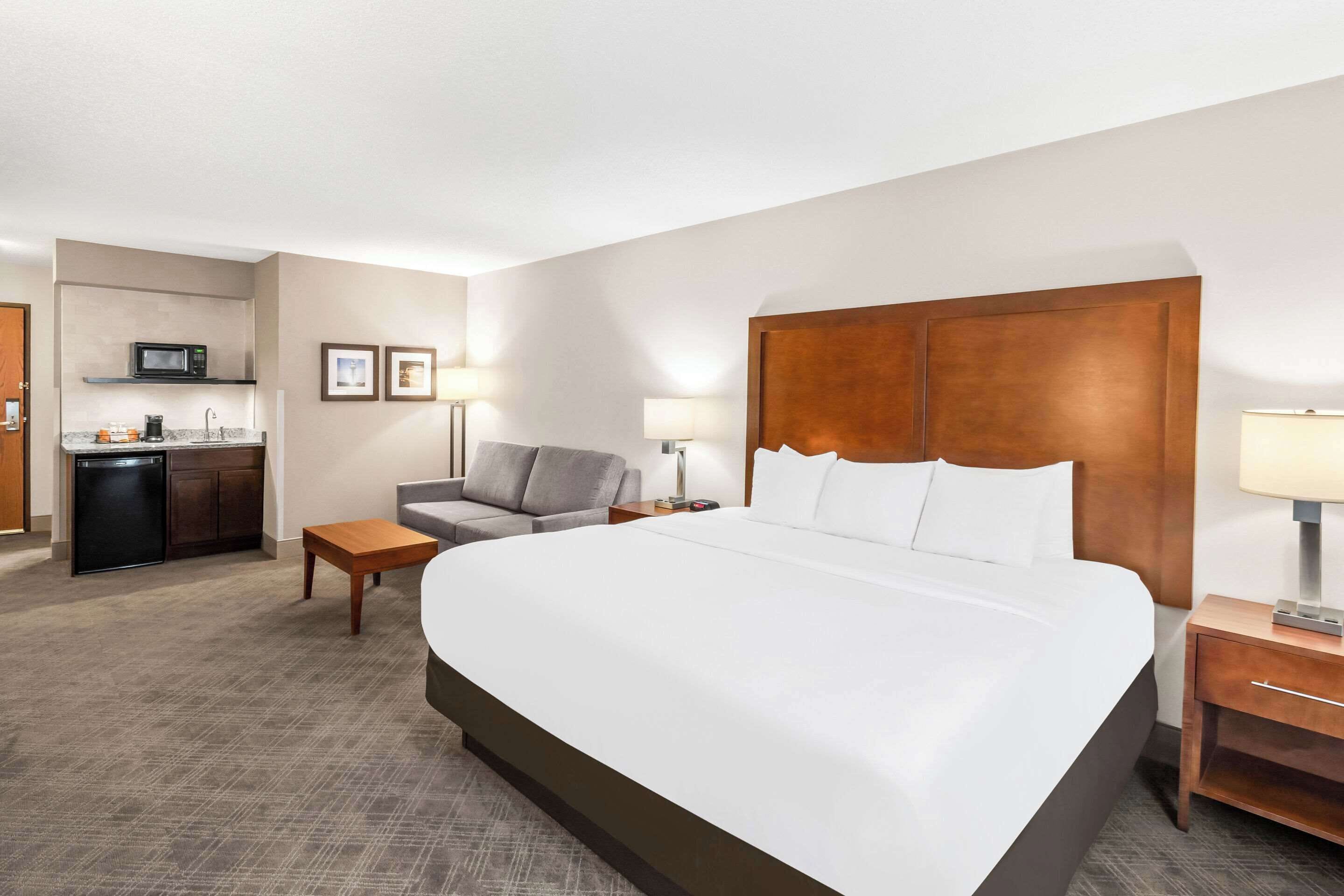 Suite, 1 King Bed, Non Smoking | Premium bedding, in-room safe, desk, blackout drapes