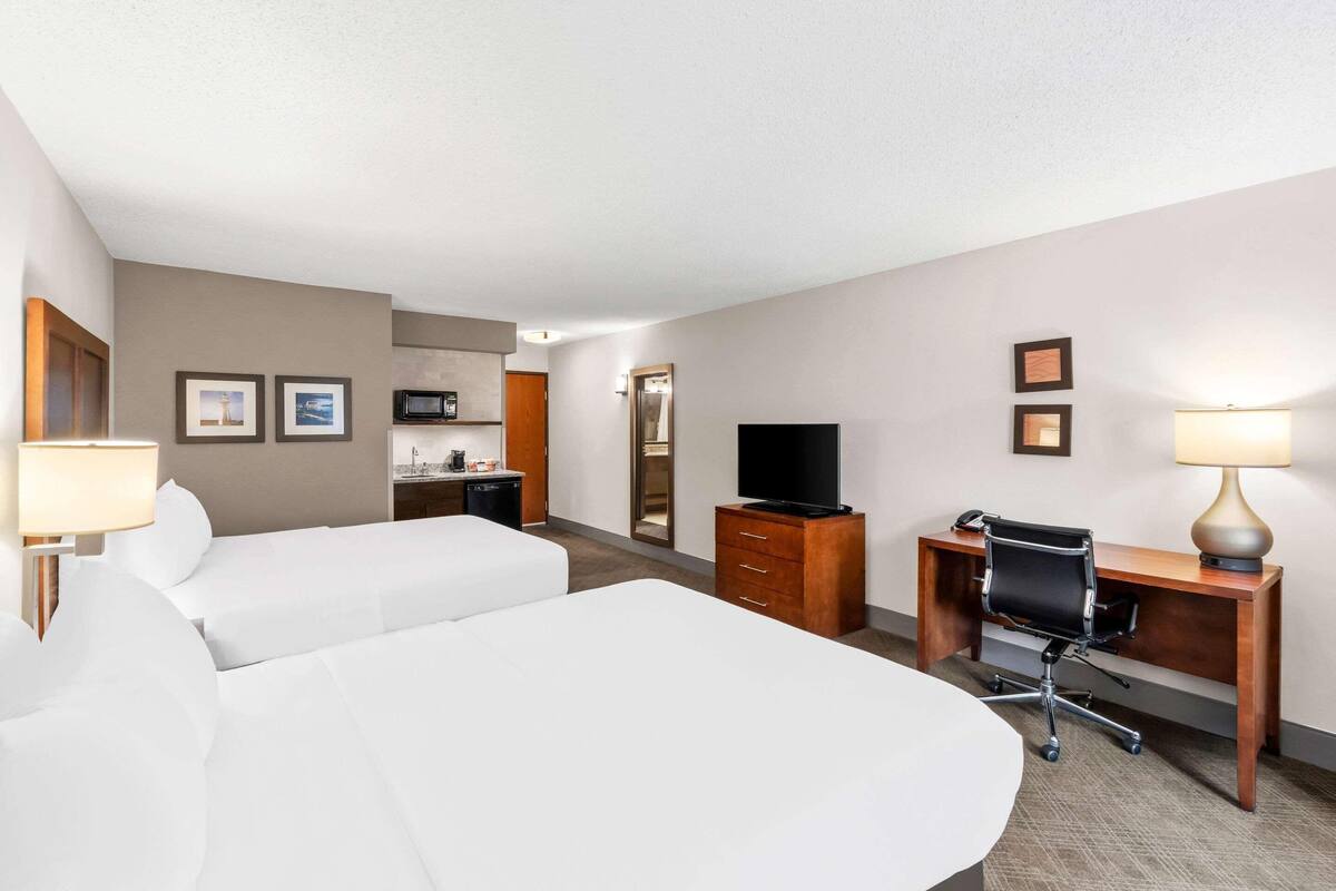 Premium bedding, in-room safe, desk, blackout drapes