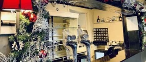 Una cocina moderna con una encimera larga, electrodomésticos de acero inoxidable y una lámpara roja.