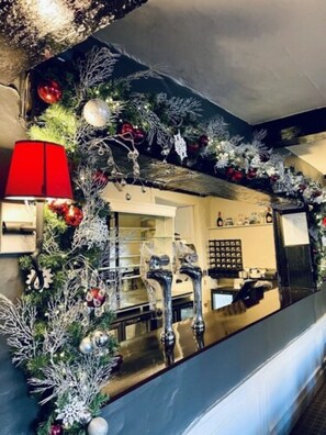 Serves lunch and dinner - Macdonald Bear Hotel (Woodstock)