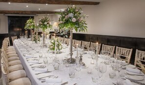 Indoor wedding - Macdonald Bear Hotel (Woodstock)