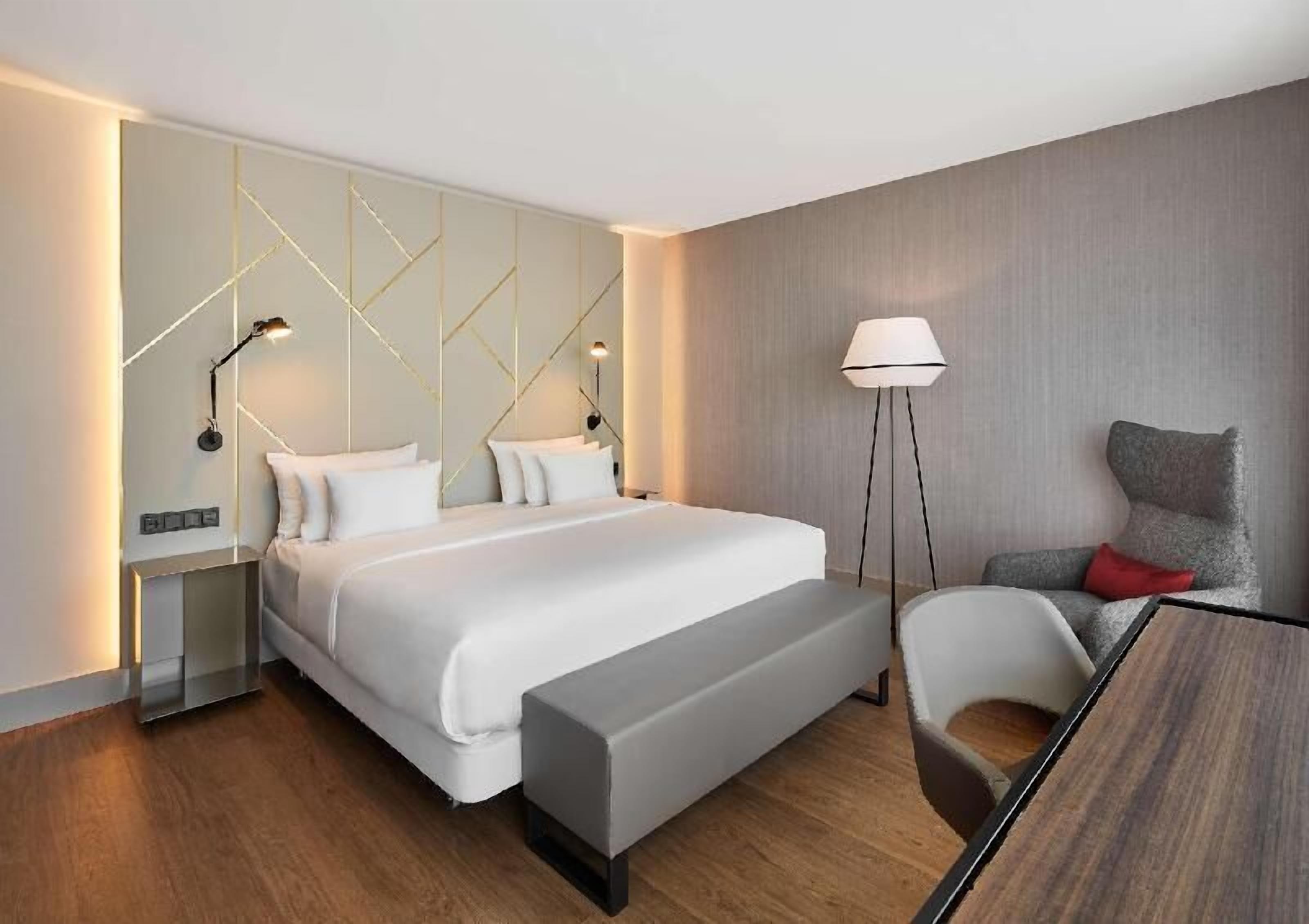 Roba de llit d'alta qualitat, minibar i caixa forta a l'habitació 