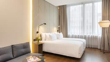 Roupas de cama premium, frigobar, cofres nos quartos, escrivaninha
