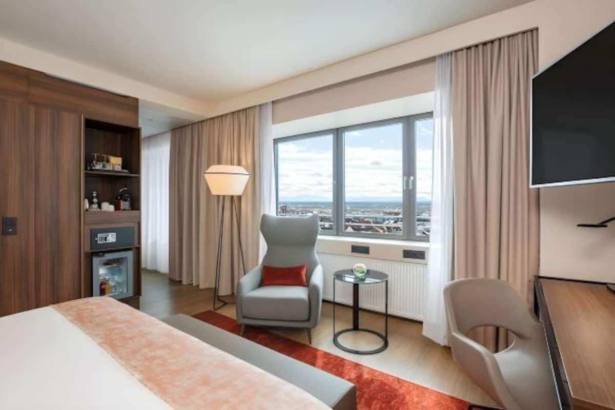 Hochwertige Bettwaren, Minibar, Zimmersafe, Schreibtisch