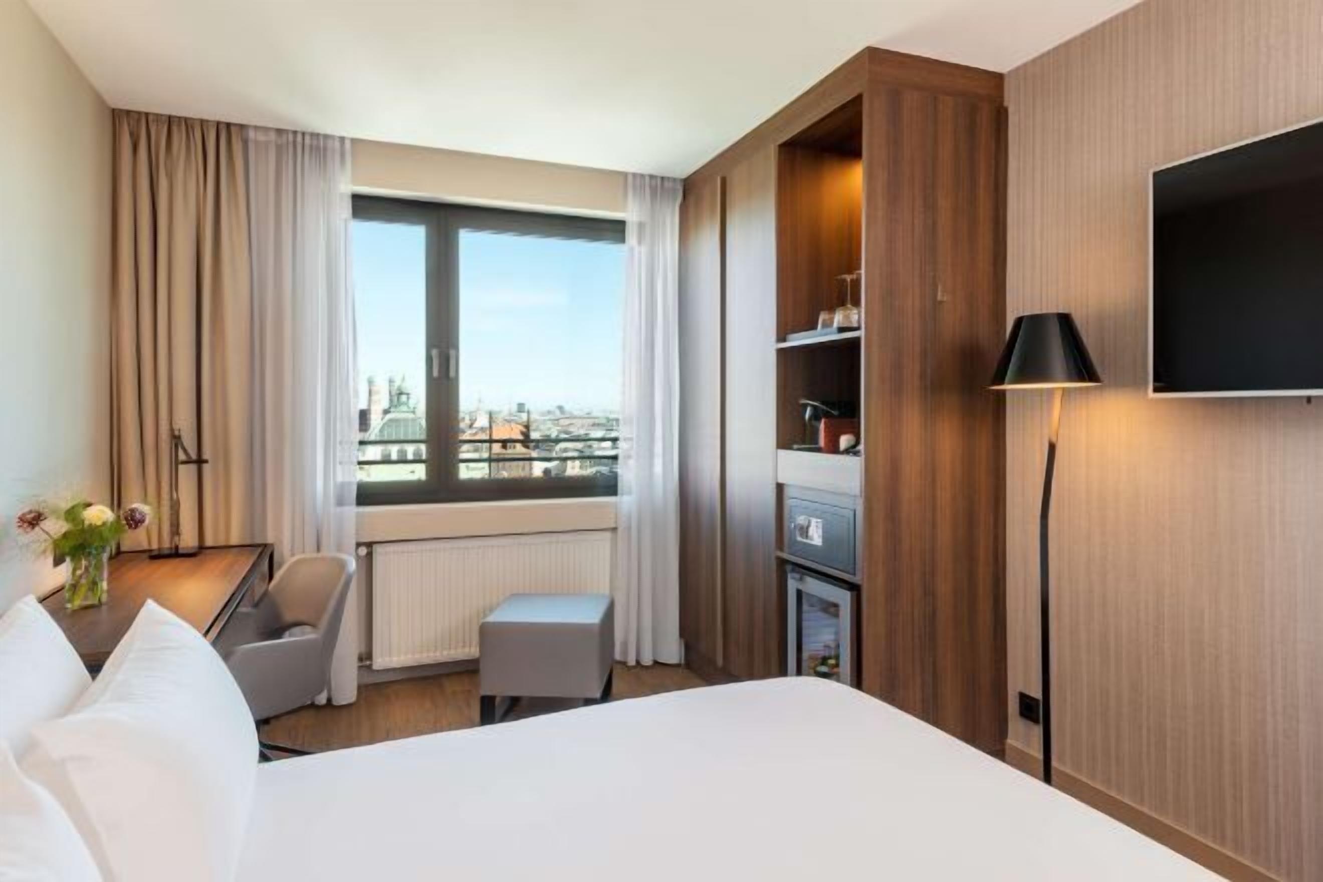 Sengetøy av topp kvalitet, minibar, safe på rommet og skrivebord