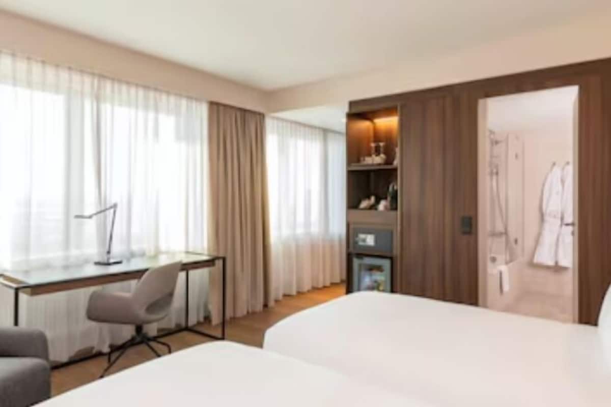 Premium bedding, minibar, in-room safe, desk