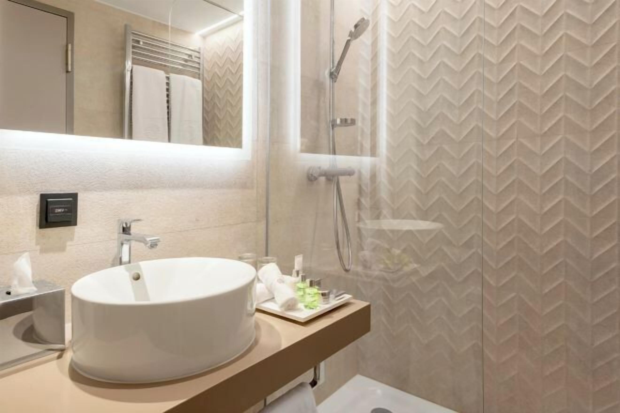 Douche, baignoire relaxante profonde, douche à « effet pluie »