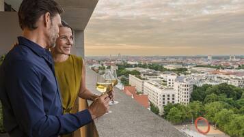 Premium-Zimmer, Terrasse (View) | Hochwertige Bettwaren, Minibar, Zimmersafe, Schreibtisch