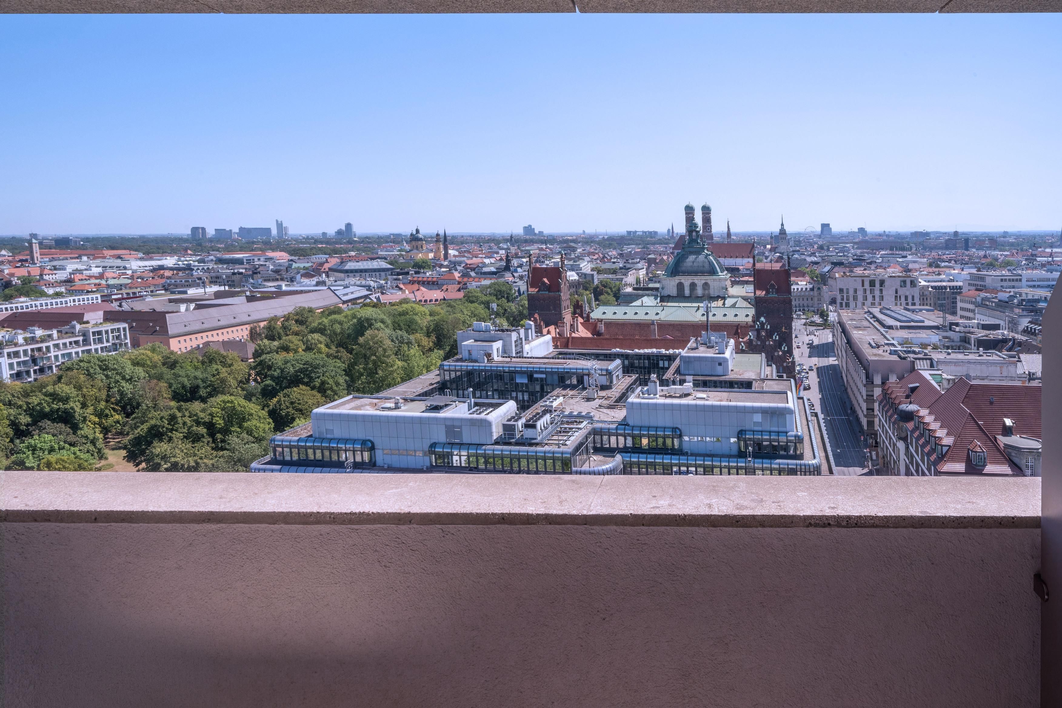 Panorama urbano con una chiesa imponente e edifici circostanti.